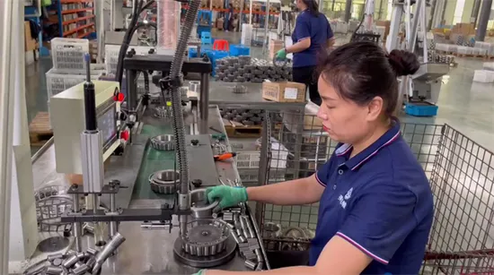 Umz Big Professional Tapered Roller Bearing Factory 32017X 33017 33117 with High Precision